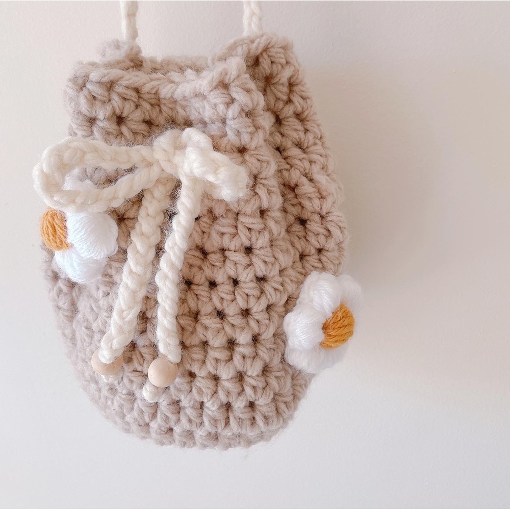 handmade crochet bucket bag with daisies 🌼